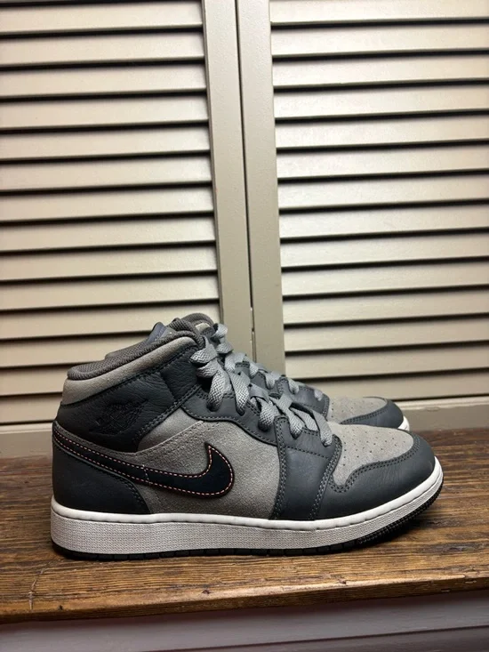 Nike Air Jordan 1 Mid SE in the "Night Stadium" colorway 7Y - Picture 5 of 11
